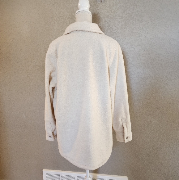 Universal Thread sherpa fluffy shaket size Medium - Picture 5 of 7